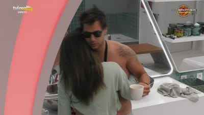 Bruna Sousa e Bernardo Gomes dançam agarrados pela manhã - Big Brother