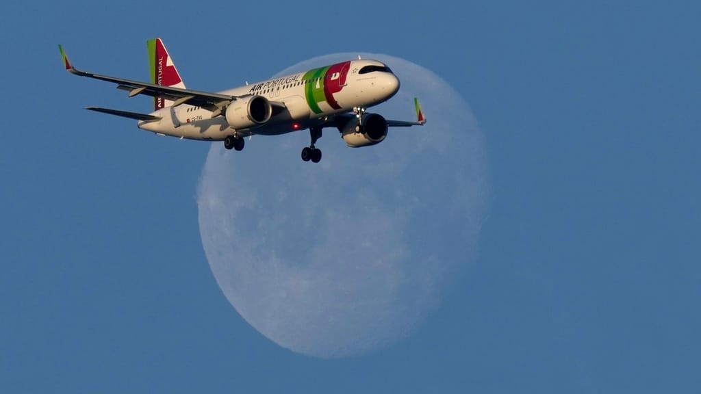 Avião da TAP A320 aproxima-se do aeroporto de Lisboa. Foto: Armando França/AP