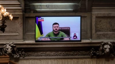 Ucranianos cantam o seu hino e emocionam-se com o discurso de Zelensky no Parlamento: "Com esta sessão, parece que ficámos mais perto da Ucrânia" - TVI