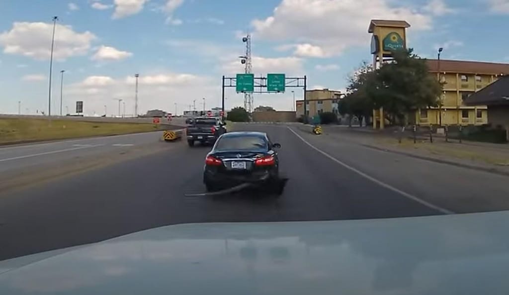 Acidente a virar em cruzamento (captura YouTube)