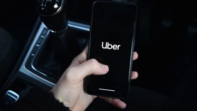 "#underpaiduberdrivers": hacker de 18 anos reivindica ataque à Uber - cujos empregados reagiram inicialmente com emojis de sirenes e pipocas - TVI
