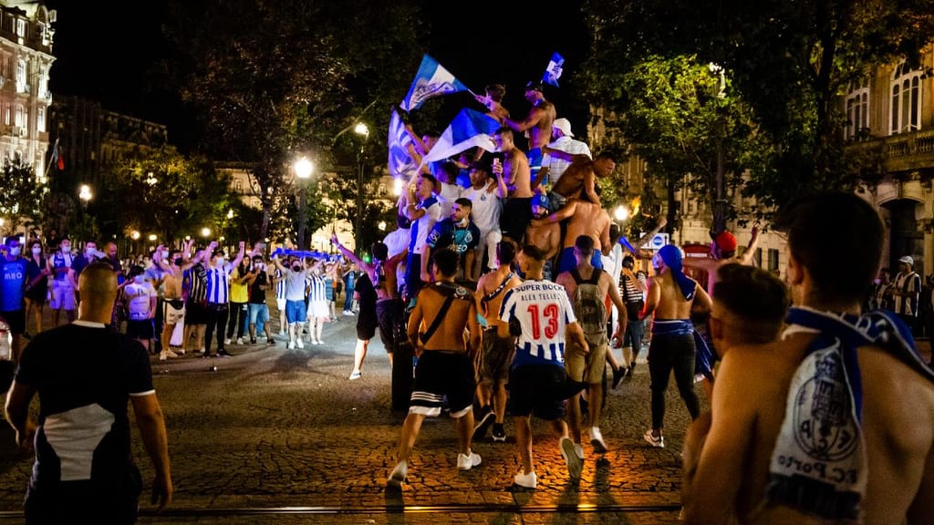 Adeptos festejam o título do FC Porto em 2020 (Getty Images)
