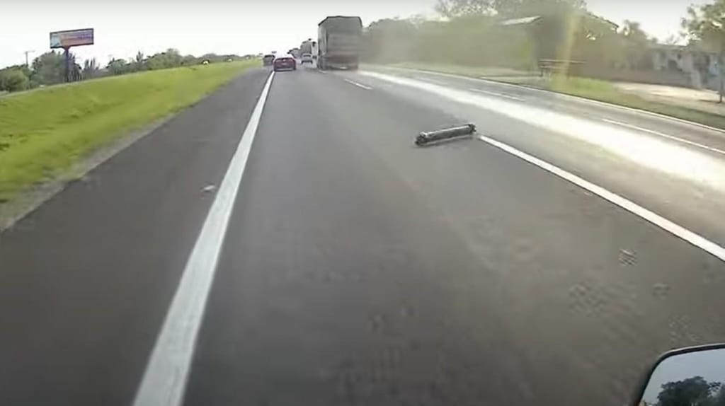 Camião perde eixo cardã (captura YouTube)