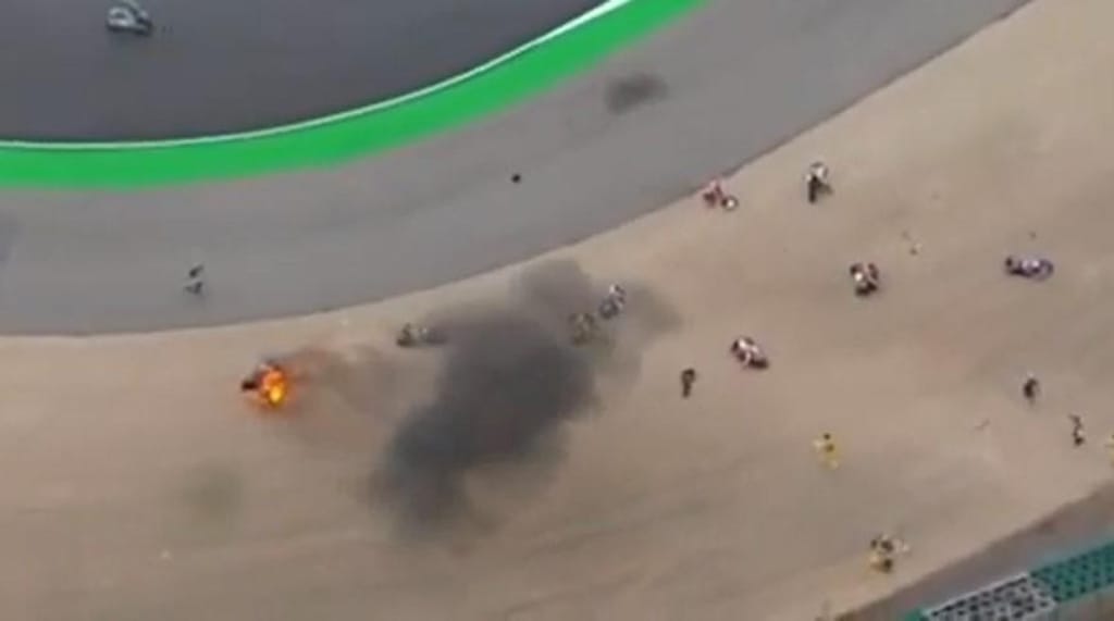 Acidente na corrida de Moto2 do GP de Portugal (captura YouTube)