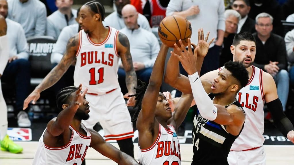 Giannis Antetokounmpo e Ayo Dosunmu no Chicago Bulls-Milwaukee Bucks, dos «playoffs» da NBA (Matt Murton/EPA)
