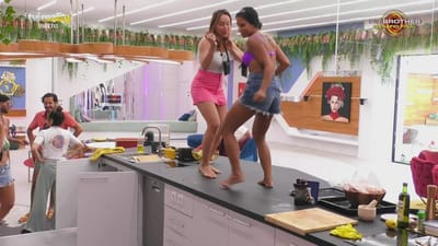 Débora dança com Jaciara na bancada da cozinha - Big Brother