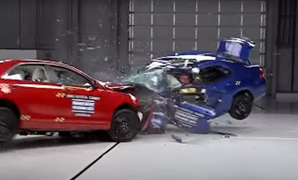 Crash test (captura YouTube «IIHS»)