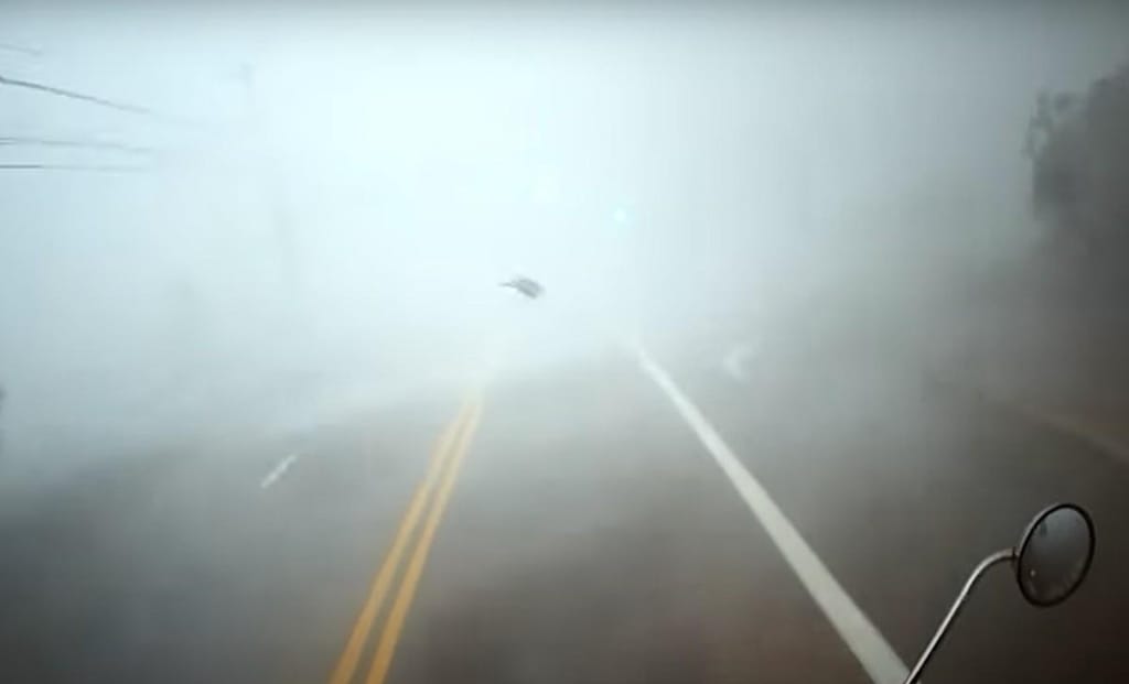 Camião apanhado por tornado (captura YouTube)
