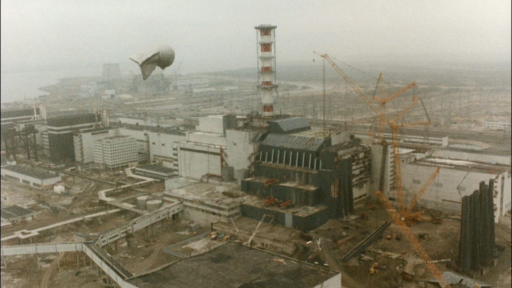 A central nuclear de Chernobyl, na Ucrânia, depois da explosão a 26 de abril de 1986. Foto: SHONE/Gamma-Rapho/Getty Images