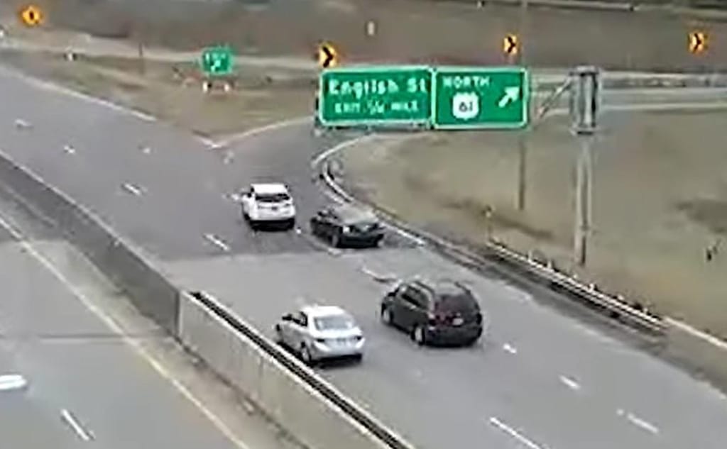 Ultrapassagem provoca acidente (captura YouTube «Minnesota Traffic Live»)