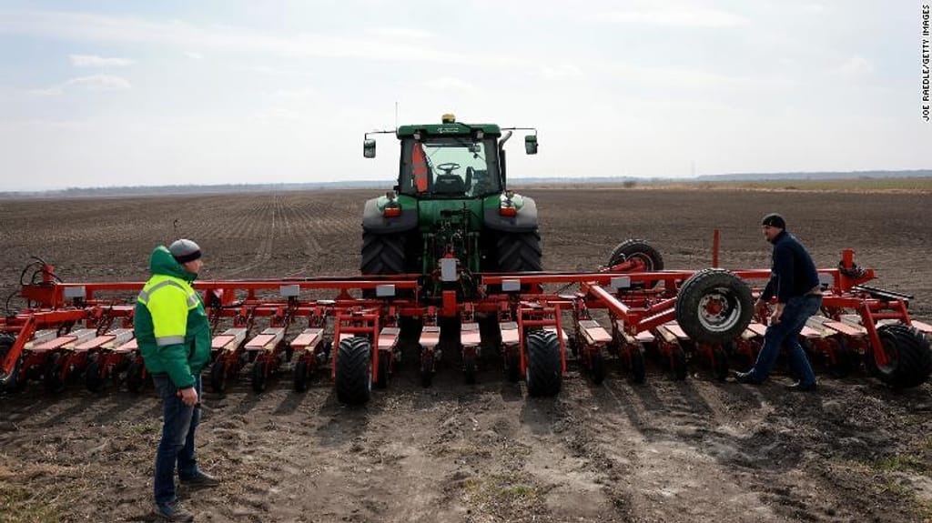 Agricultores ucranianos plantam sementes de beterraba a 26 de março, em Humnyska