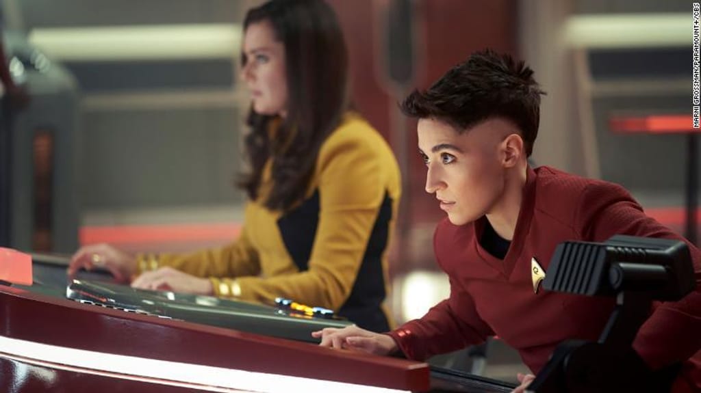 Rebecca Romijn como Una, à esquerda, e Melissa Navia como Ortegas, em “Star Trek: Strange New Worlds”