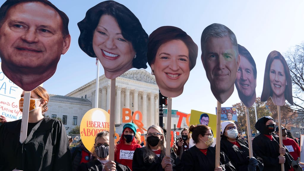 Ativistas pelo direito ao aborto seguram cartazes com as caras dos juizes do Supremo Tribunal numa manifestação em Washington em Dezembro. Foto: Jose Luis Magana/AP