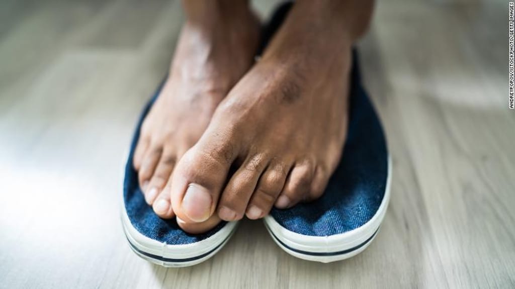 Uma boa higiene pode ajudar a controlar a sujidade entre os dedos dos pés, a acumulação de suor e pele morta entre os dedos. (Imagem Getty)