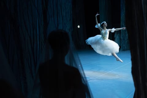 Uma bailarina salta enquanto dança o ballet clássico "Giselle". Crédito: Serhii Korovayny para CNN