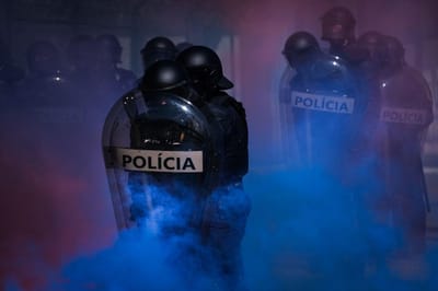Trinta detidos por crimes violentos associados às claques de Benfica e Sporting - TVI