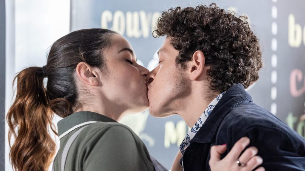 O beijo apaixonante de Rómulo e Lili
