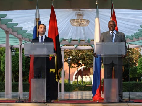 José Eduardo dos Santos com Dmitry Medvedev (AP)