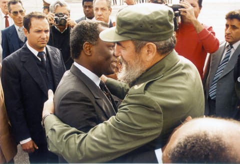 José Eduardo dos Santos com Fidel Castro em Havana. 19 de dezembro de 1988 (Getty Images)