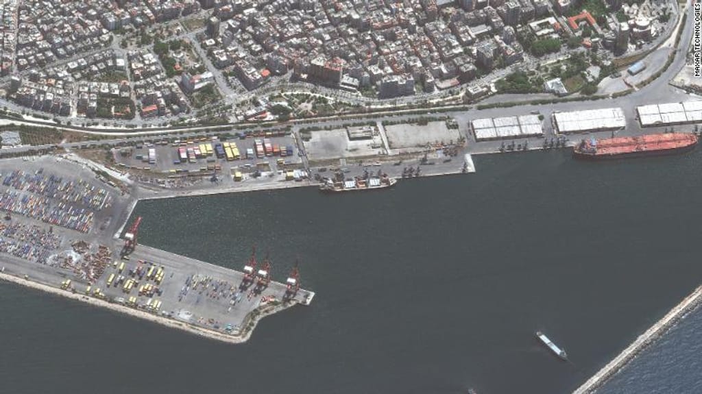 O cargueiro Matros Pozynich é visto no porto sírio de Latakia.