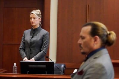 "Devia ver como estava debaixo da maquilhagem". Amber Heard responde à advogada de Johnny Depp sobre marcas das alegadas agressões - TVI