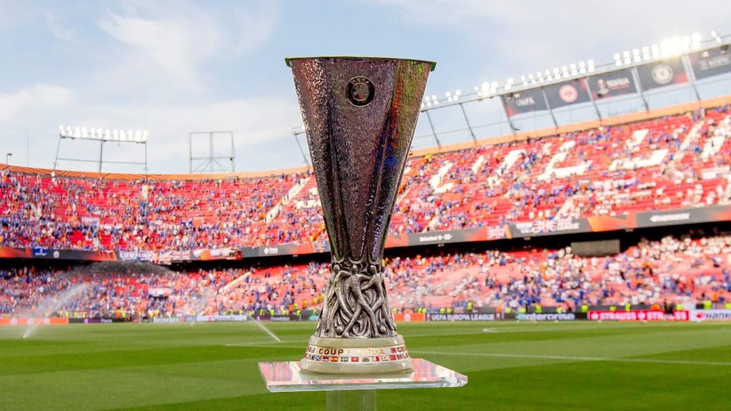 Troféu da Liga Europa em Sevilha, para a final entre Eintracht Frankfurt e Rangers