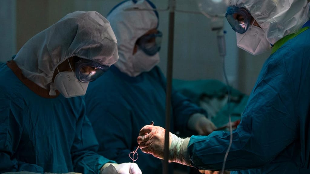 A Administração Central do Sistema de Saúde (ACSS) diz que 73,4% dos utentes em lista de espera para cirurgia oncológica foram operados dentro dos tempos estipulados pela lei. (AP Photo/Pavel Golovkin)