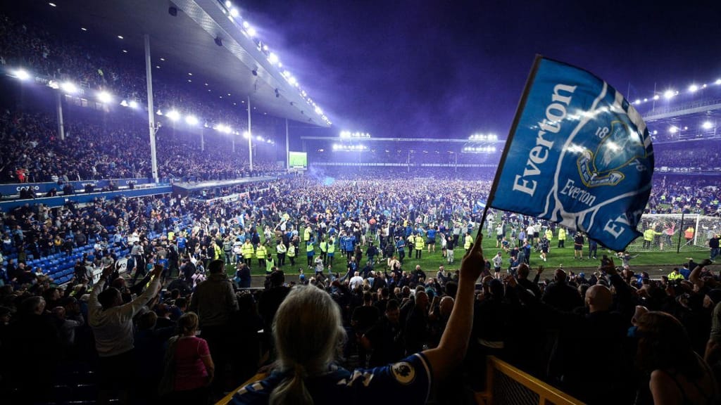 Adeptos do Everton celebram a permanência da equipa da Premier League