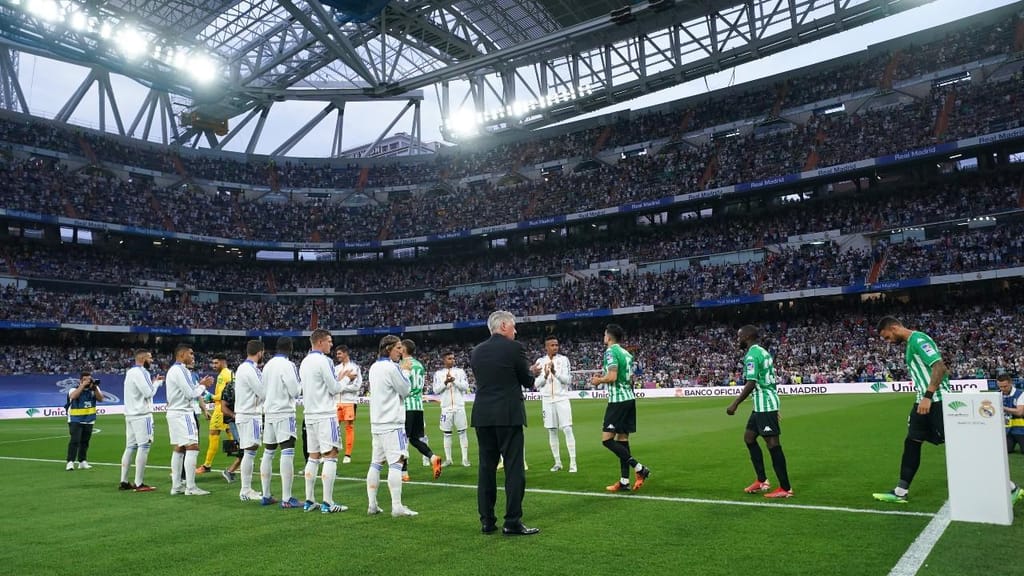 Real Madrid e Betis trocaram guardas de honra (o conhecido "pasillo" em Espanha)