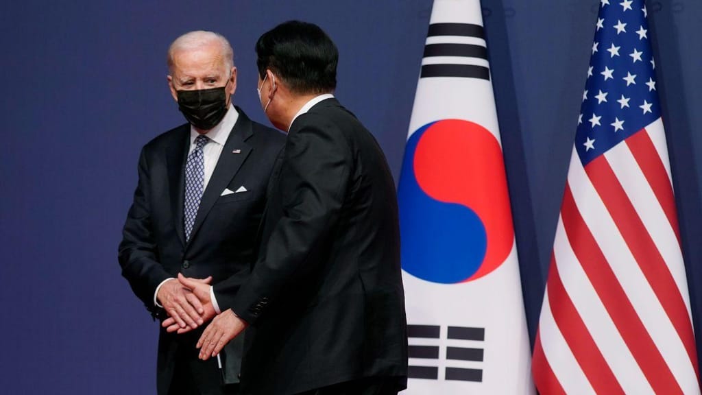 Joe Biden e Yoon Suk Yeol (AP Photo/Evan Vucci)