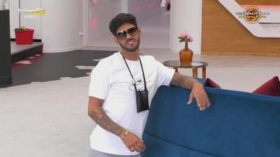 Gonçalo Quinaz canta música de Leandro cheio de emoção - Big Brother
