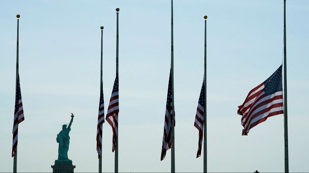Bandeiras dos Estados Unidos a meia-haste após ataque em Uvalde (Timothy A. Clary/Getty Images)