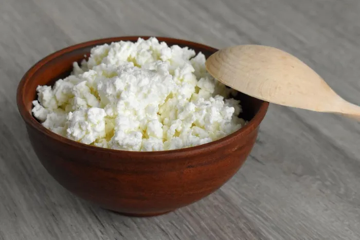 Este queijo voltou a estar na moda, tem apenas 12 gramas de proteína e há 5 formas de o comer