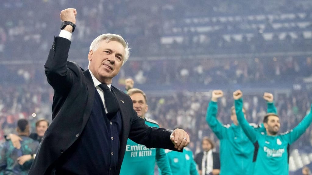 Carlo Ancelotti festeja conquista da sua quarta Champions, a segunda pelo Real Madrid