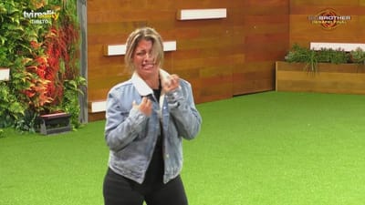 Catarina Siqueira faz interpretação dramática de êxito de Leandro - Big Brother