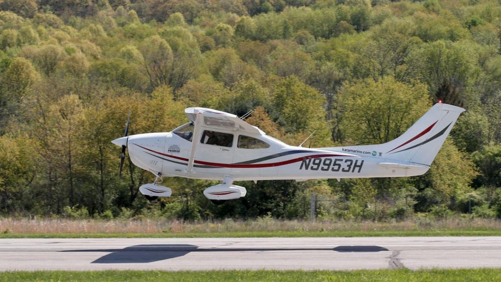 Um avião Cessna 182 desaparece do radar (AP Photo/Keith Srakocic)