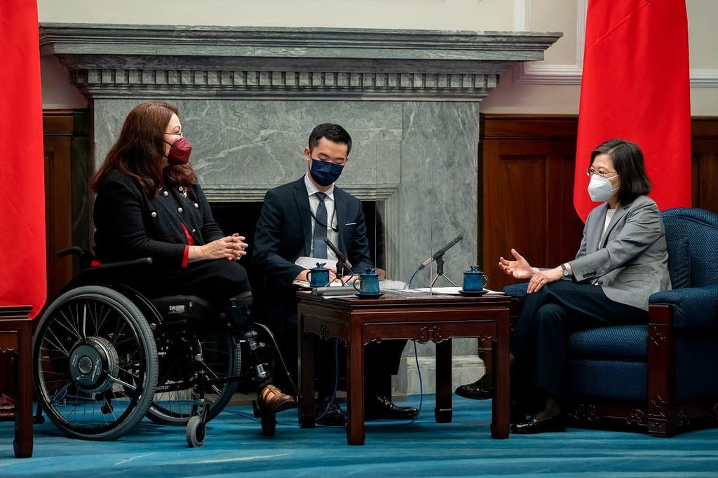 Tammy Duckworth e Tsai Ing-wen (Taiwan Presidential Office via AP)