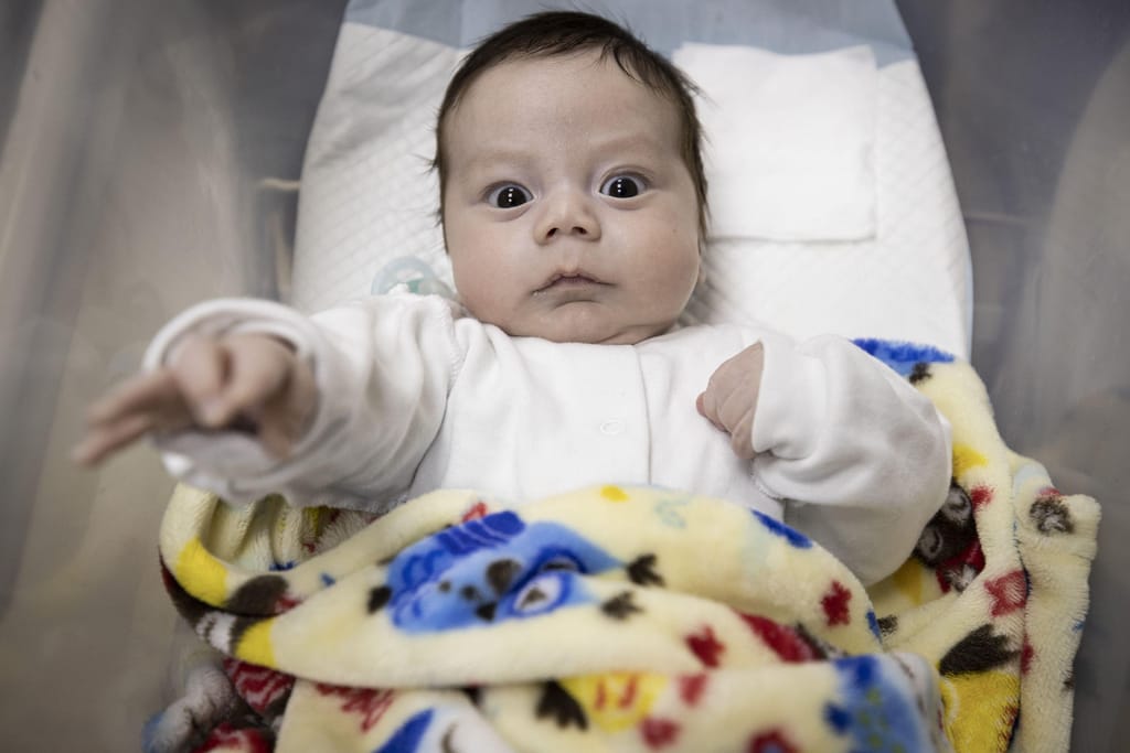 Recém-nascido num berço em Kiev, Ucrânia. Foto: Emin Sansar/Anadolu Agency via Getty Image