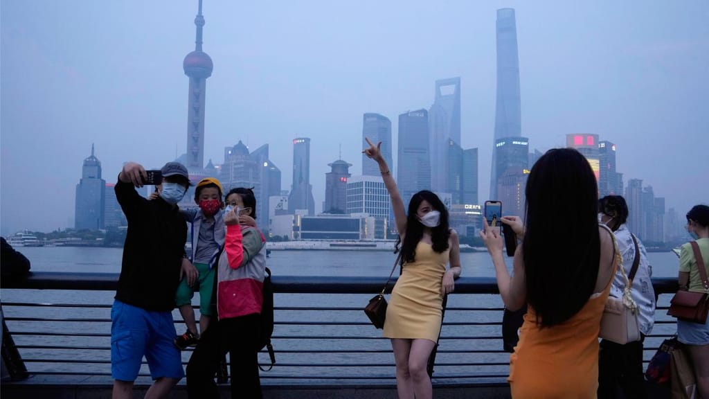 Habitantes de Xangai registam o regresso às ruas após dois meses de lockdown
