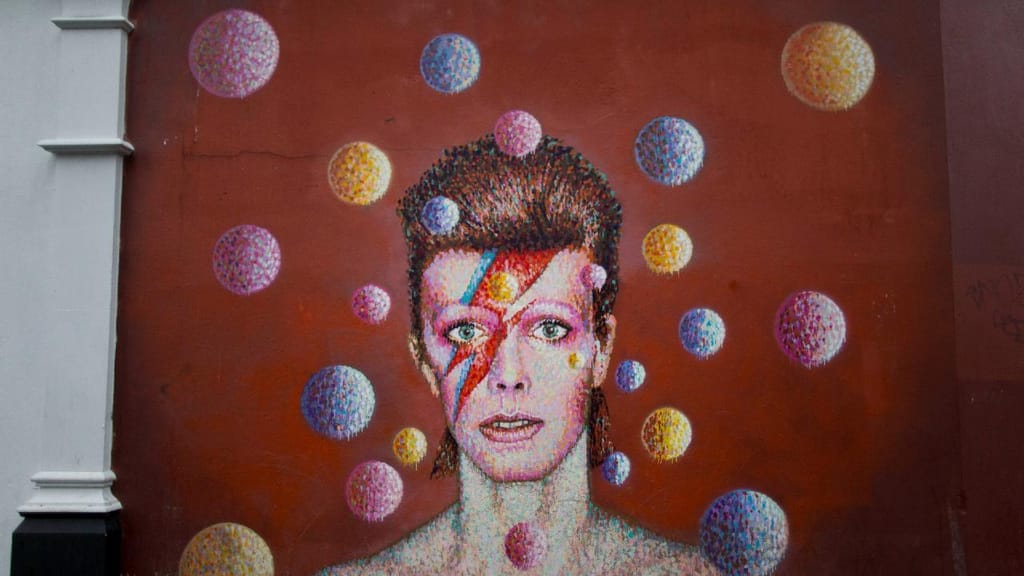 Mural de homenagem a David Bowie. (AP Photo/Matt Dunham)