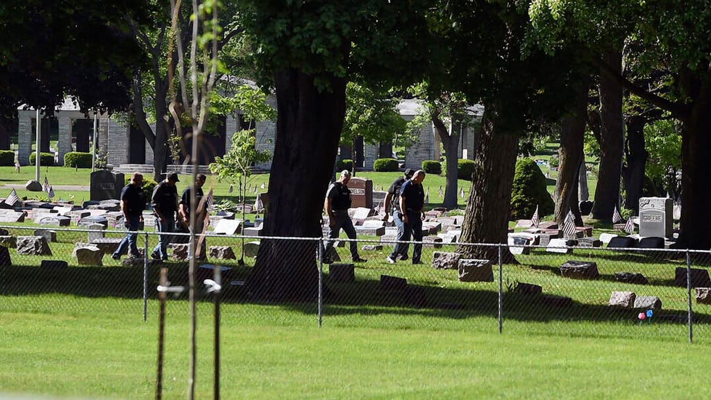 Tiroteio num cemitério em Racine (Foto: Alex Rodriguez/The Journal Times via AP)