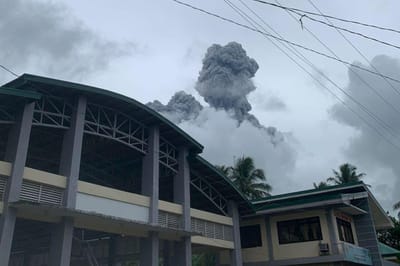 Erupção de vulcão no sudeste das Filipinas provoca coluna de cinzas de um quilómetro - TVI