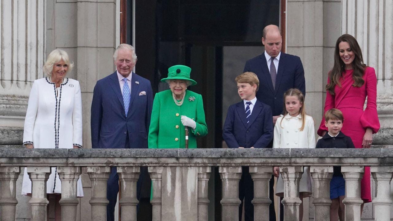 Rainha Isabel II aparece no fim das comemorações do Jubileu de Platina (Frank Augstein/AP)