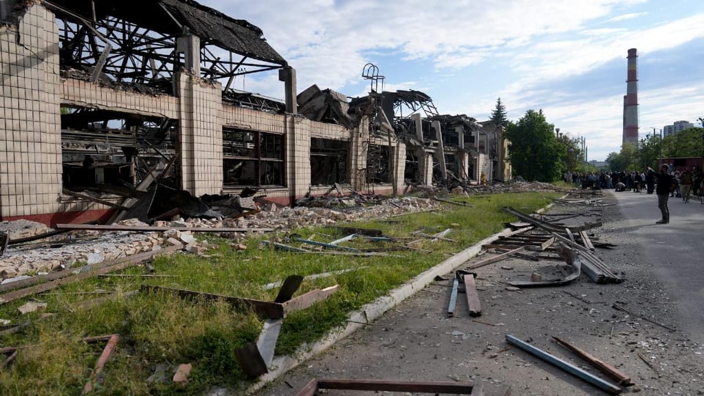 Edifício destruído por míssil russo em Kiev. (AP Photo/Natacha Pisarenko)