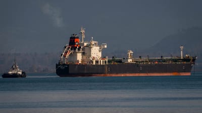 Navios chineses e russos trocaram petróleo ao largo da costa portuguesa - TVI