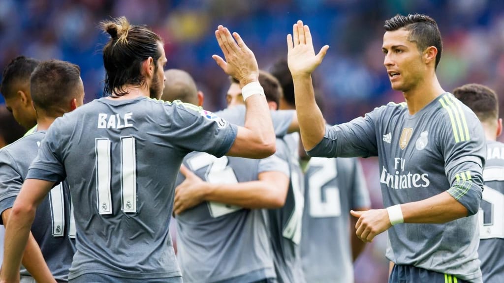 Cristiano Ronaldo, aqui com Gareth Bale, fez cinco dos seis golos da vitória do Real Madrid ante o Espanhol em setembro de 2015. É uma das "manitas" do século