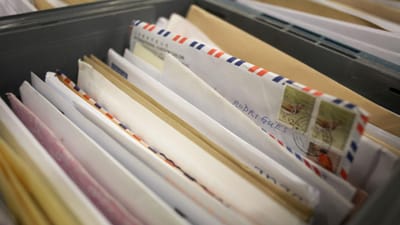 Encontradas mais de 20 mil cartas por entregar em casa de antigo carteiro - TVI