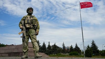 Soldados russos que não conseguiram sair de Kherson estão a vestir-se à civil, diz a Ucrânia - TVI