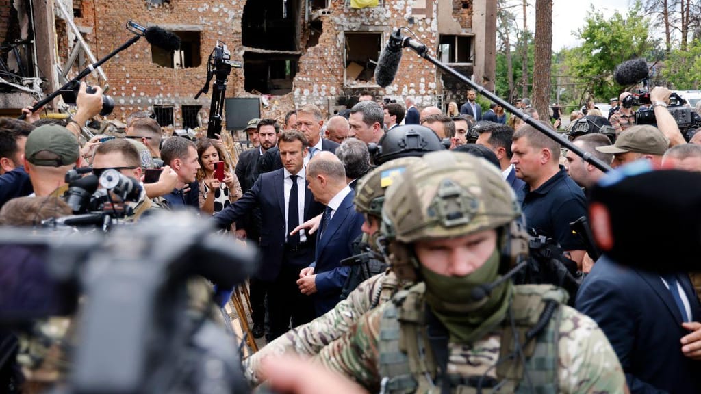 Macron, Scholz e Draghi visitam Irpin, nos arredores de Kiev (EPA)