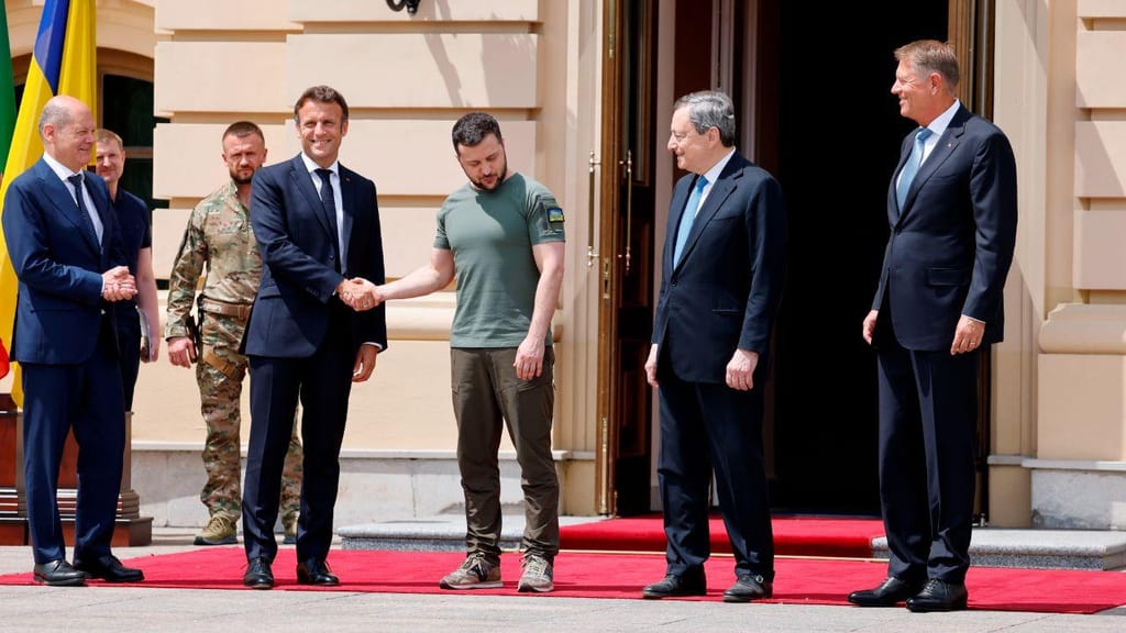 Olaf Scholz com Volodymyr Zelensky, que cumprimenta Emmanuel Macron, ao lado de o presidente romeno Klaus Iohannis e Mario Draghi (AP)